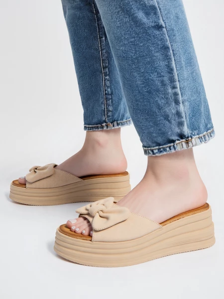 Klapki damskie z kokardą na koturnie w kolorze Beige