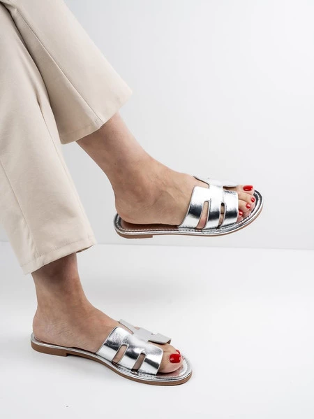 Klapki płaskie damskie z wycięciami w kolorze czarny