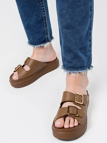 Klapki na koturnie z metalowymi klamrami w kolorze Khaki