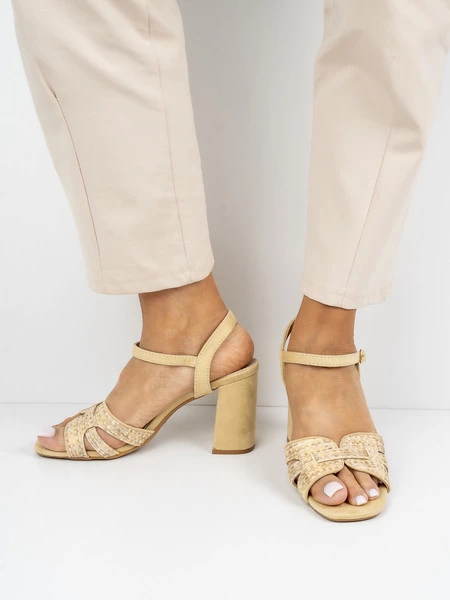 Sandały z obcasem i ozdobnym paskiem w kolorze Beige