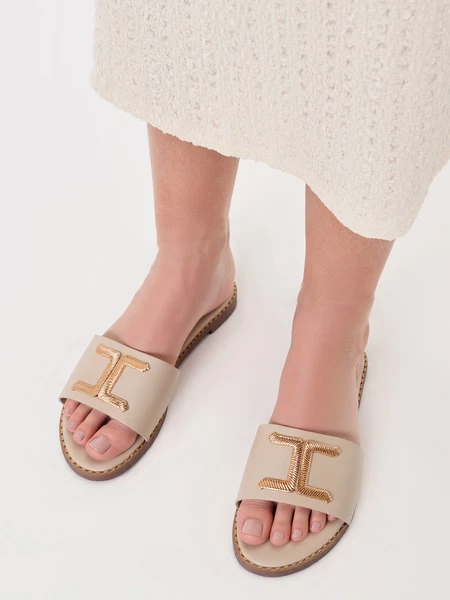 Klapki skórzane damskie z metalicznym zdobieniem Beige