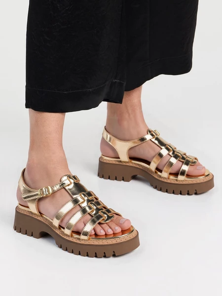 Sandały na obcasie z paskami w kolorze Gold