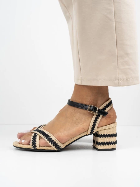 Sandały z paskami i plecionym wzorem w kolorze Black