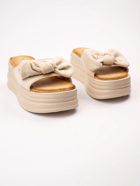 Klapki damskie z kokardą na koturnie w kolorze Beige