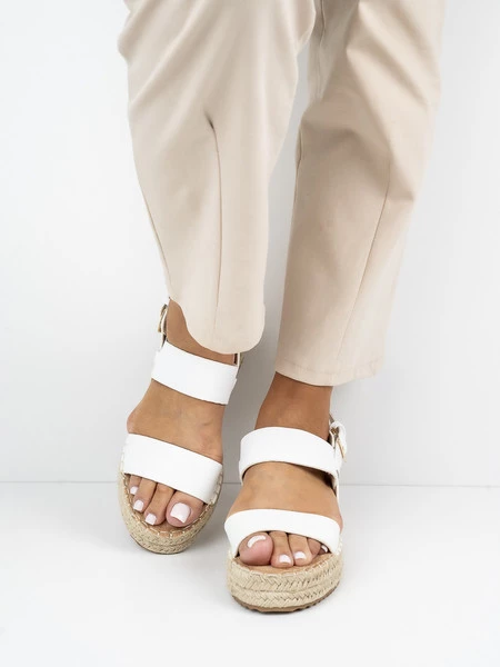Sandały na koturnie z paskami w kolorze White