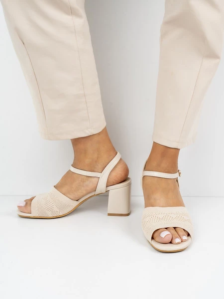 Sandały na obcasie z ażurowym wzorem w kolorze Beige