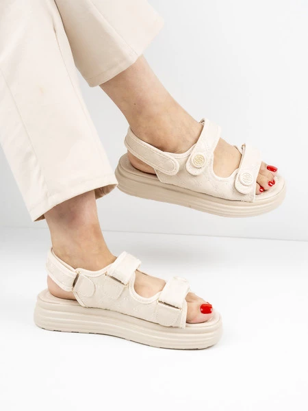 Modne sandały w kolorze Beige