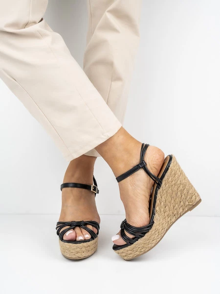 Sandały na koturnie z plecioną podeszwą w kolorze Black