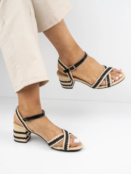 Sandały z paskami i plecionym wzorem w kolorze Black