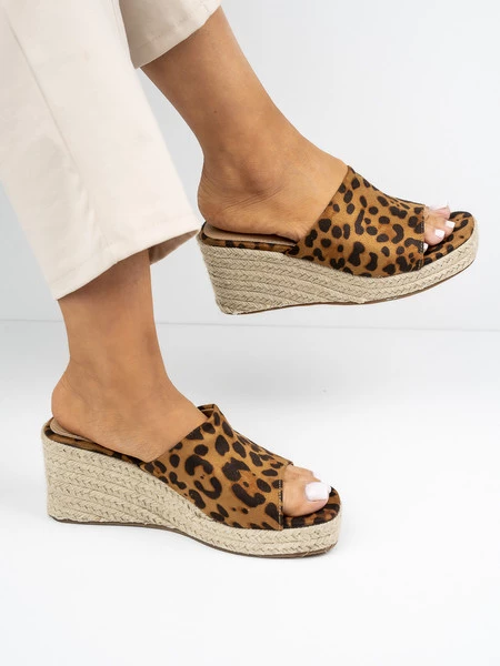 Klapki na koturnie z motywem Leopard