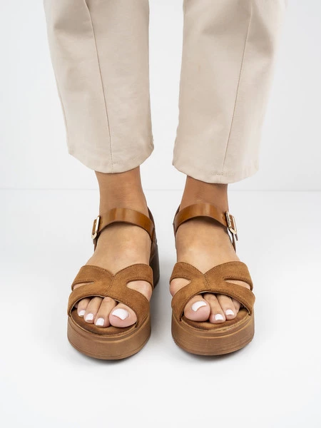 Sandały na koturnie z regulowanym paskiem w kolorze Camel