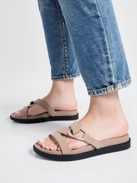 Klapki płaskie z zamszowymi paskami i klamrą w kolorze Beige