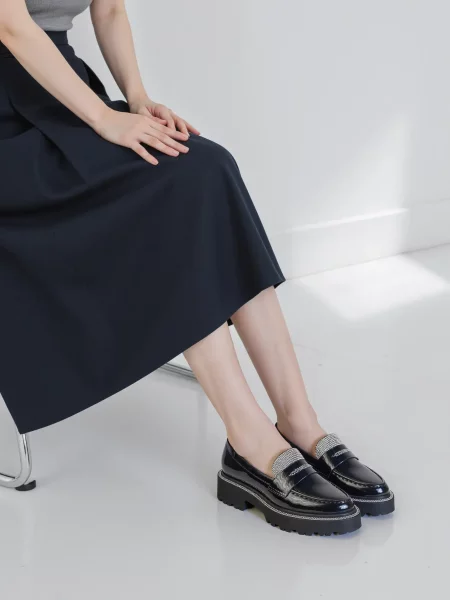 Mokasyny z błyszczącymi detalami, Czarny