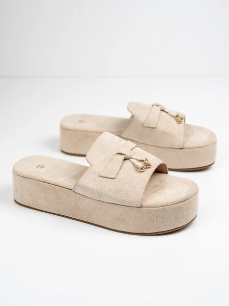 Klapki na koturnie z ozdobą w kolorze Beige