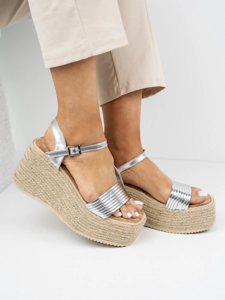 Sandały na koturnie z paskiem w kolorze Silver