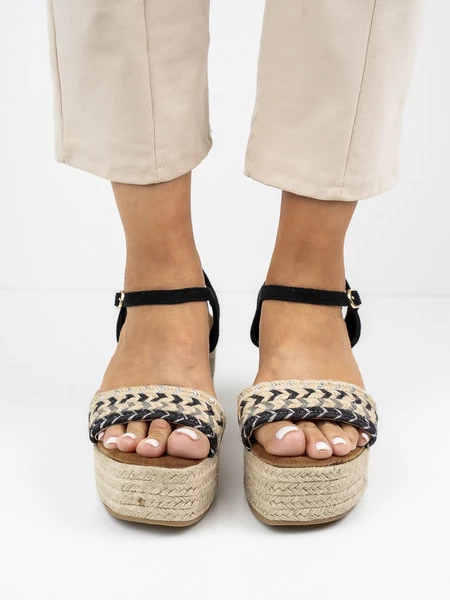 Sandały na koturnie z plecionym paskiem w kolorze Black