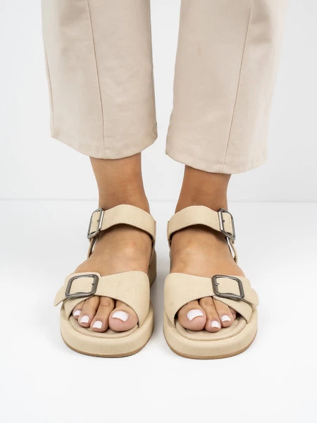 Sandały płaskie damskie z klamrą w kolorze Apricot