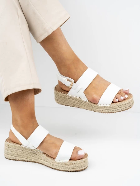 Sandały na koturnie z paskami w kolorze White