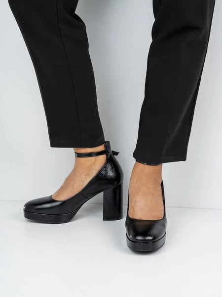 Czółenka damskie na obcasie z paskiem w kolorze Black