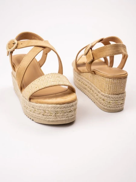 Sandały na koturnie z plecionką w kolorze Beige