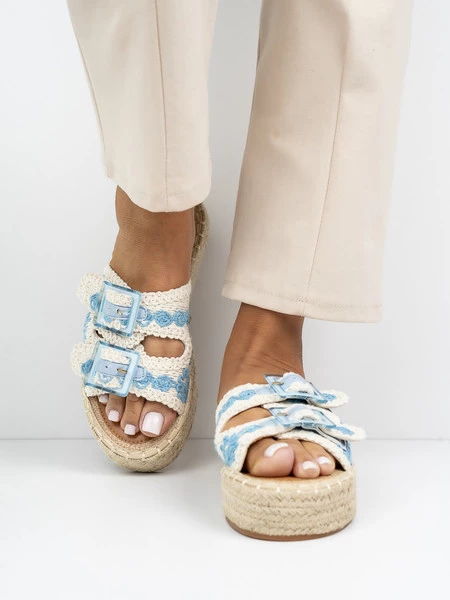 Klapki z paskami i ozdobą z klamrą w kolorze Blue