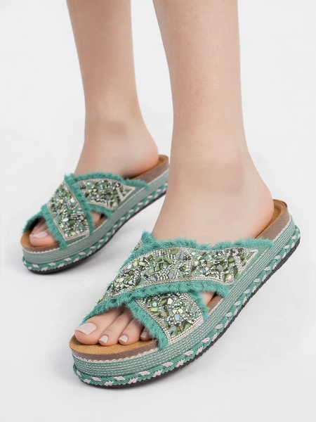 Klapki na koturnie z plecionką GREEN