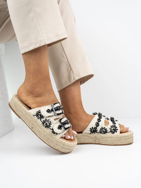 Klapki na koturnie z ozdobnym haftem i klamrami w kolorze Black