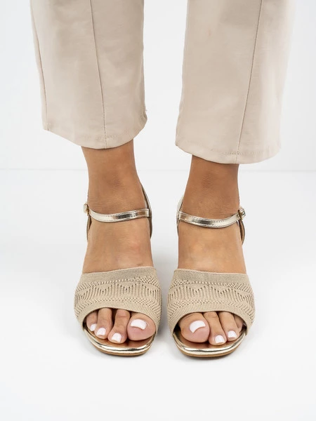 Sandały eleganckie z ażurowym wzorem na obcasie w kolorze Gold