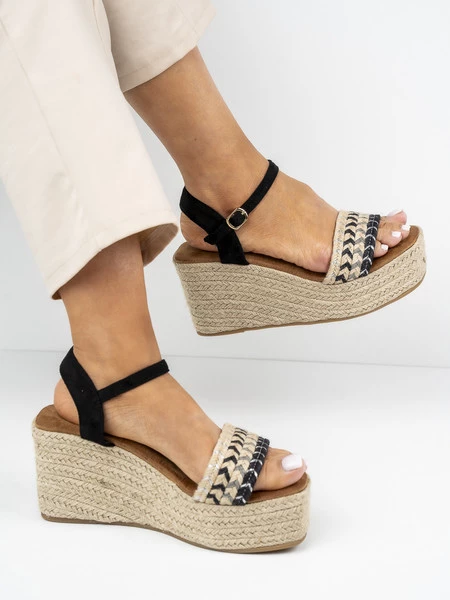 Sandały na koturnie z plecionym paskiem w kolorze Black