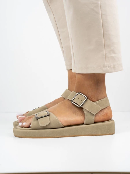 Sandały płaskie damskie z klamrą w kolorze Khaki