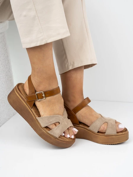 Sandały na koturnie z zamszowymi paskami w kolorze Khaki