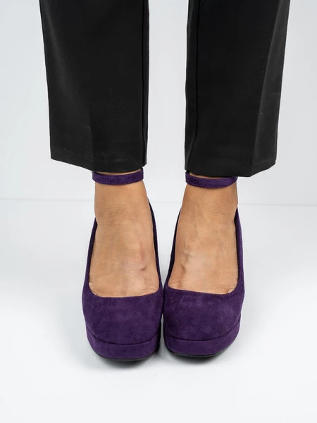 Czółenka na obcasie z paskiem w kolorze Purple