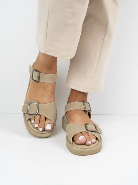 Sandały płaskie damskie z klamrą w kolorze Khaki