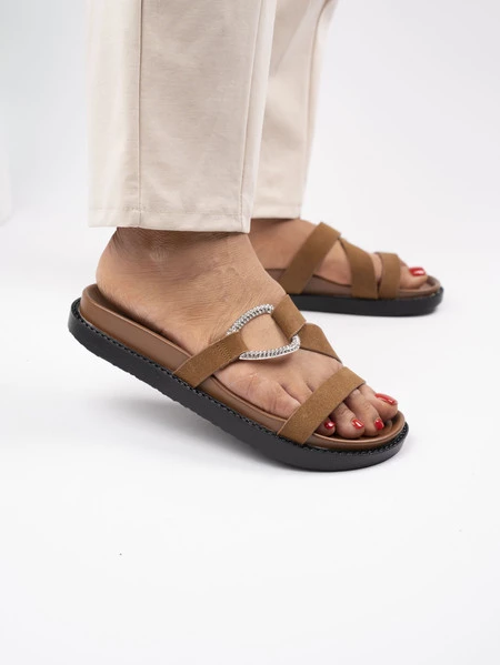 Klapki zamszowe z ozdobną klamrą Camel