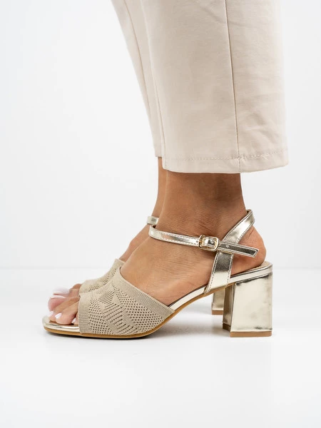 Sandały eleganckie z ażurowym wzorem na obcasie w kolorze Gold