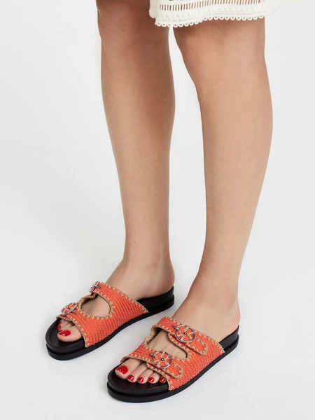 Klapki płaskie z plecionym designem i klamrami Orange