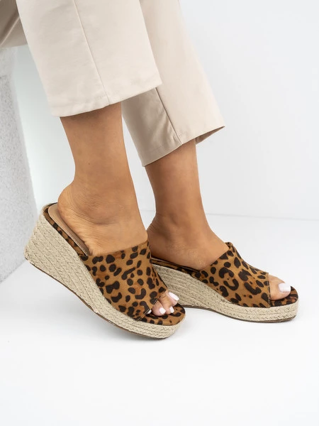 Klapki na koturnie z motywem Leopard