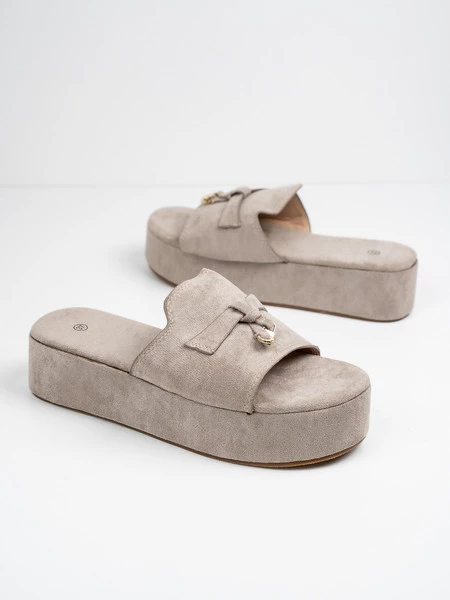 Klapki na koturnie z ozdobą w kolorze Khaki