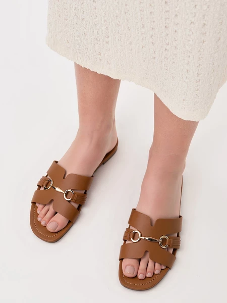 Klapki płaskie damskie z ozdobnym złotym dodatkiem Camel