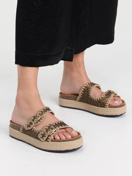 Klapki damskie na koturnie z plecionymi paskami w kolorze Bronze