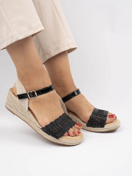 Sandały na koturnie z plecionym paskiem w kolorze Black