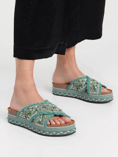 Klapki na koturnie z plecionką GREEN