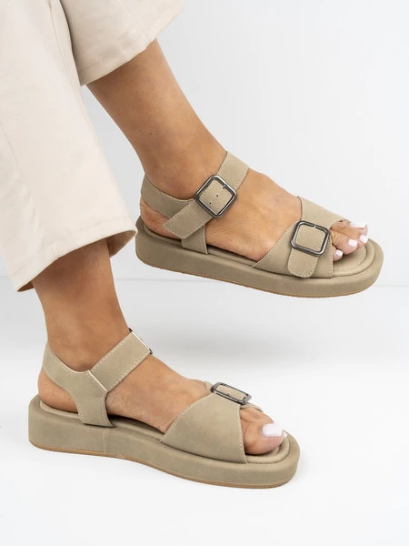 Sandały płaskie damskie z klamrą w kolorze Khaki