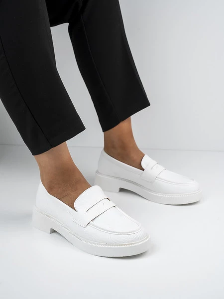 Mokasyny eleganckie damskie w kolorze White