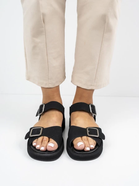 Sandały płaskie z dużymi klamrami w kolorze Black