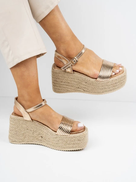 Sandały na koturnie z plecionki w kolorze Champagne