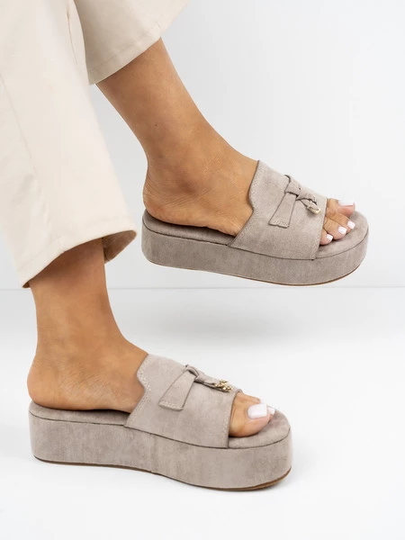 Klapki na koturnie z ozdobą w kolorze Khaki