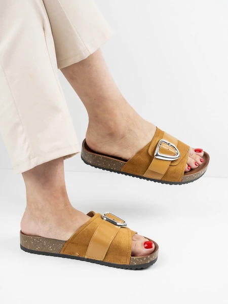 Modne klapki damskie Pepper w kolorze Camel