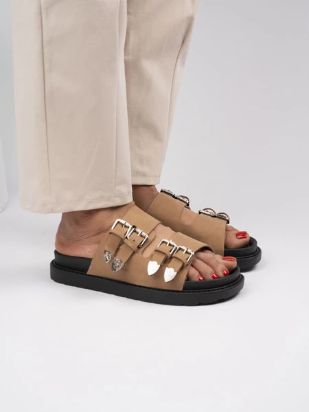 Klapki damskie z klamrami i skórzanymi paskami w kolorze Camel