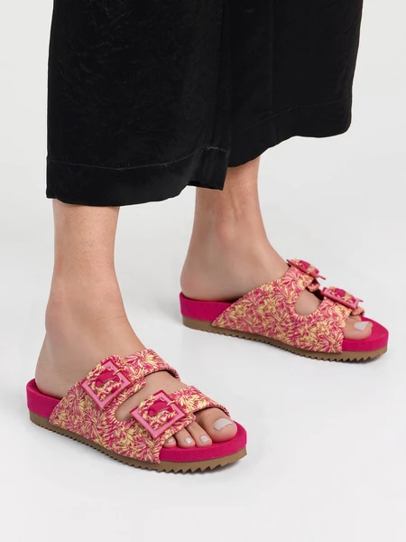 Klapki płaskie z plecionką i klamrami w kolorze Fushia